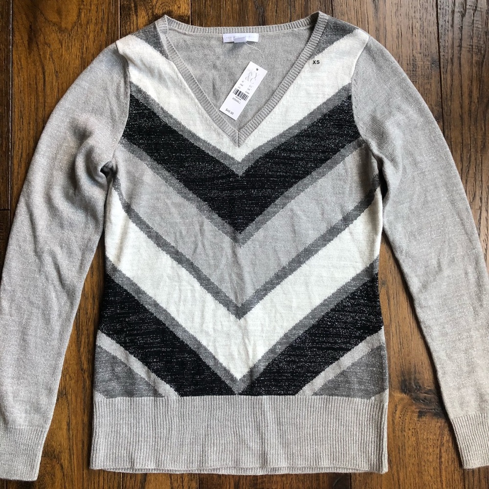 NY & Co. Black/Gray/White Chevron print LS V-neck long sleeve sweater. NWT - Picture 2 of 7